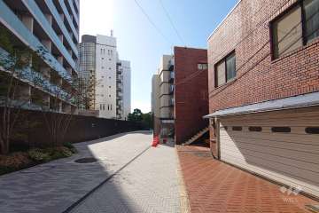敷地北東側の前面道路（北西側から）