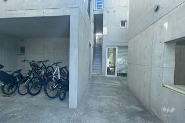 エントランスと駐輪場