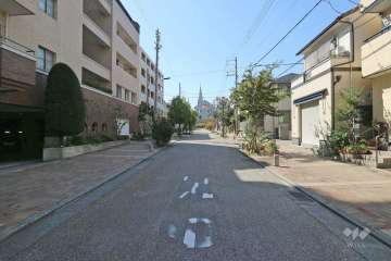 敷地北側の前面道路（東側から）