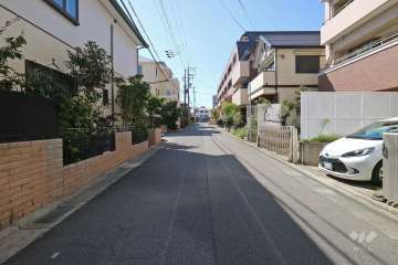 敷地南側の前面道路（東側から）