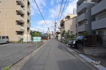敷地の北側前面道路（西側から）