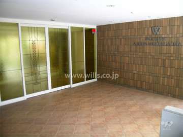 エントランスはお洒落なガラス扉