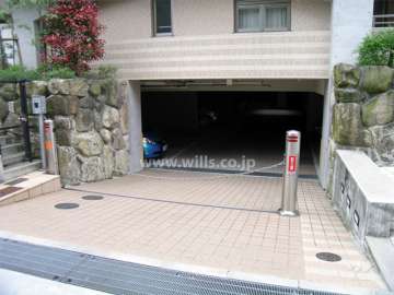 地下にある敷地内駐車場。ロボットゲート付きです。