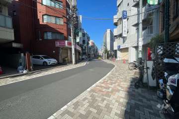 敷地南側の前面道路（東側から）