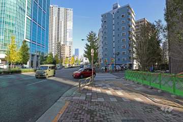 敷地北西側道路は都道415号高輪麻布線です。