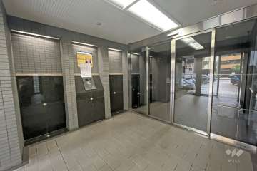 エントランスはオートロック付きです。