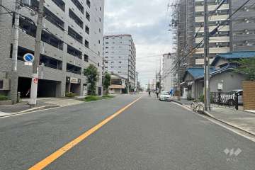 南側前面道路(西側から)