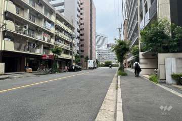 敷地南側の前面道路(東側から)