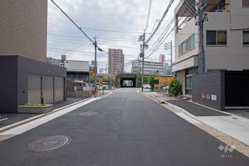 敷地南側の前面道路（東側から）