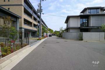 敷地南東側の前面道路（南西側から）