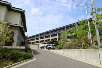 敷地南東側の前面道路（東側から）