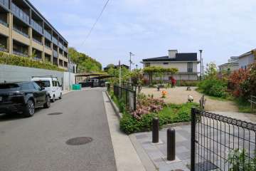 敷地の南東側には『高塚北公園』があります。