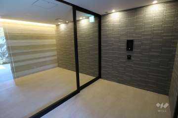 エントランスはオートロック付きです。