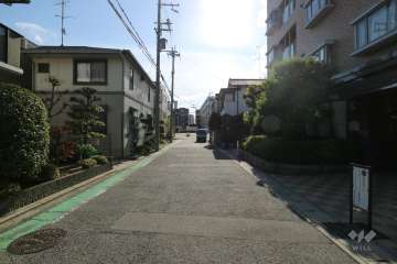 敷地東側の前面道路（北側から）