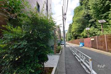 敷地北東側の前面道路（南東側から）