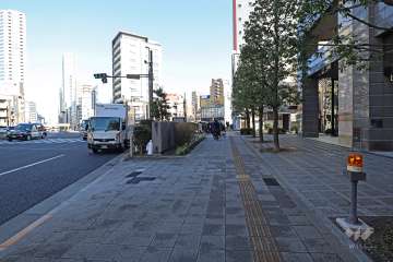 敷地北西側の前面道路（南西側から）