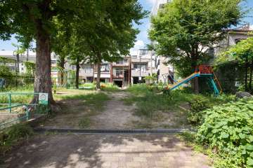 敷地西側に隣接して『裏塩公園』があります。