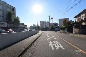 敷地北側の前面道路（東側から）