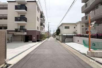 敷地西側の前面道路