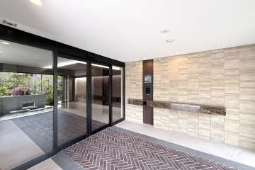 エントランスはオートロック付きです。