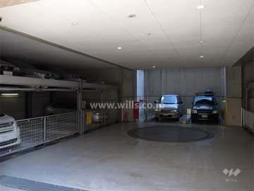 建物1階にある敷地内駐車場（機械式）