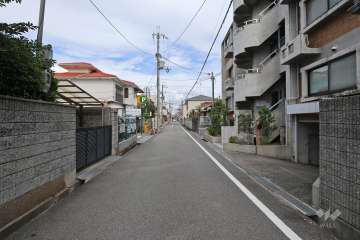 敷地北側の前面道路（西側から）