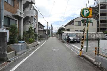 敷地北側の前面道路（東側から）