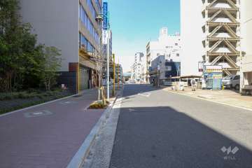 敷地東側の前面道路（南側から）