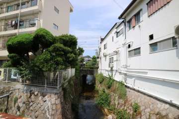 敷地東側を上宮川が流れています。