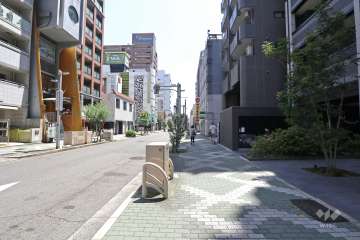 敷地東側の前面道路（北側から）