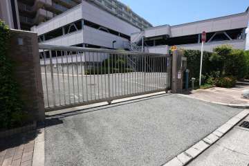 駐車場出入口（ゲート付き）