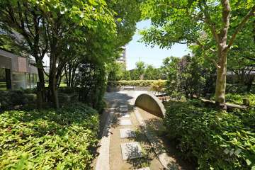 中庭へのアプローチ