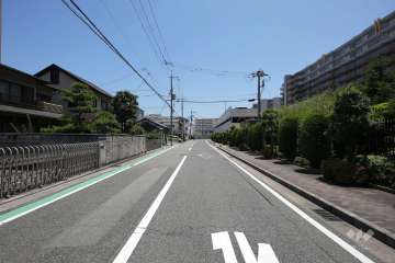 敷地北側の前面道路（西側から）