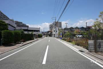 敷地北側の前面道路（東側から）