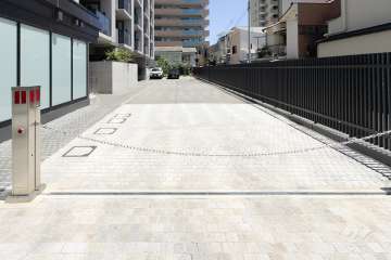 駐車場の出入口（ロボットゲート付き）