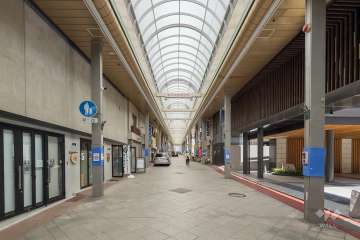 敷地西側の前面道路（灘中央商店街）