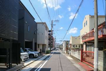 敷地北東側の前面道路（南東側から）