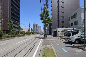 敷地南側の前面道路（西側から）