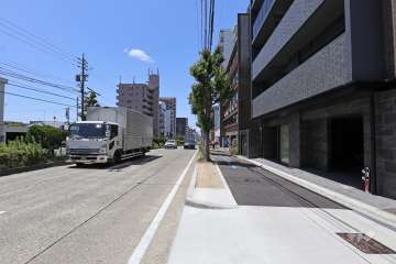 敷地南側の前面道路（東側から）