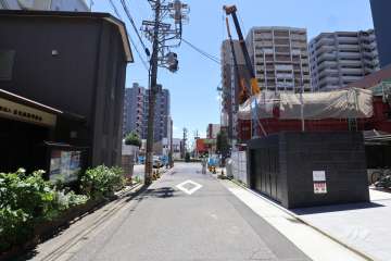 敷地東側の前面道路（南側から）