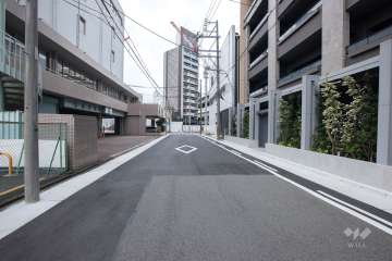 敷地北側の前面道路（西側から）