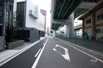 敷地南側の前面道路（西側から）