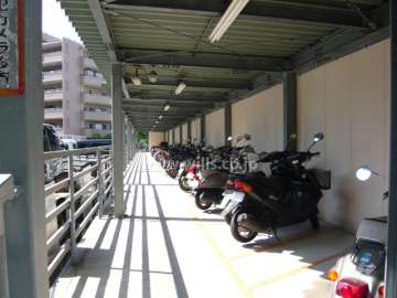 屋根付きのバイク置場