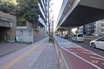 敷地東側の前面道路(南側から)