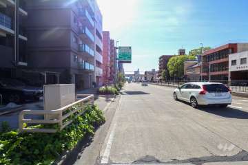敷地北側の前面道路（東側から）