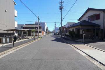 敷地東側の前面道路（北側から）
