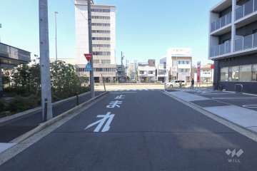 敷地東側の前面道路（南側から）