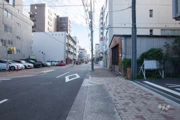 敷地東側の前面道路（北側から）