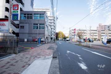 敷地東側の前面道路（南側から）