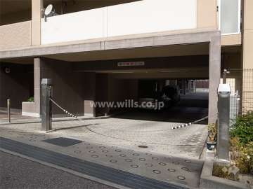駐車場出入口にはロボットゲートが付いています。